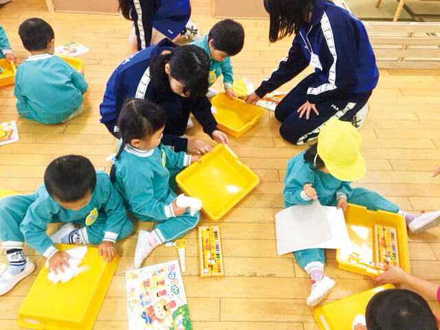 幼児と交流する生徒たち