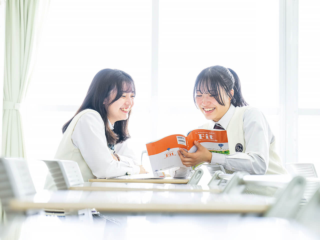 一緒に学習する生徒たち