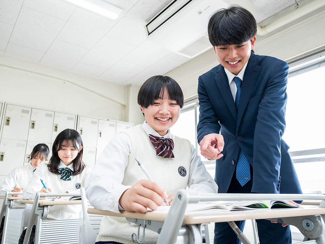 先生と生徒の学習風景