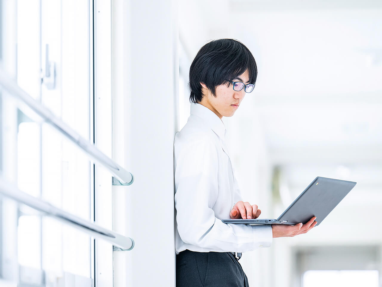 パソコンを使う生徒