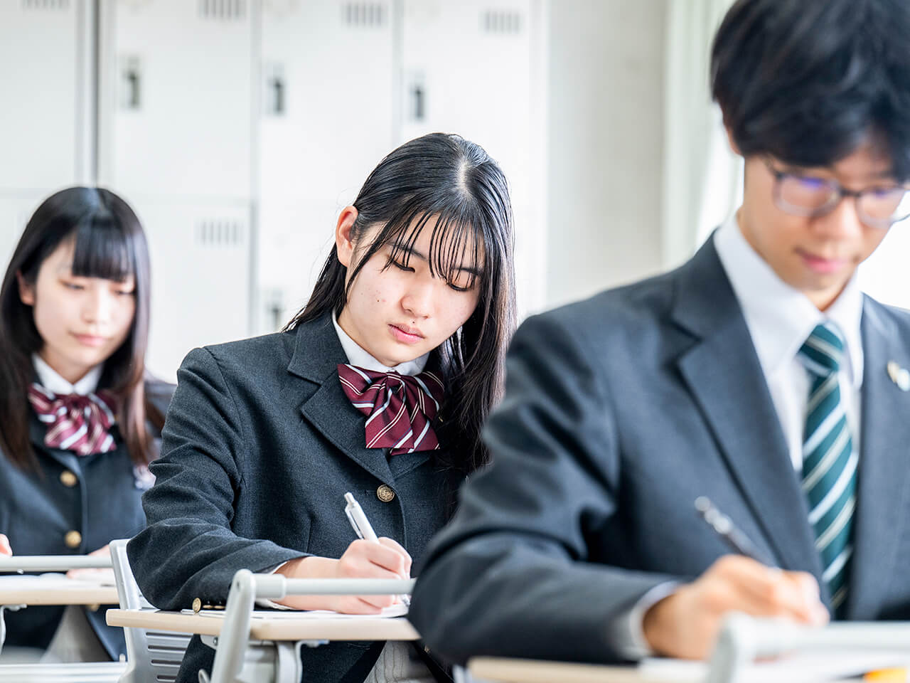 授業を受ける生徒たち