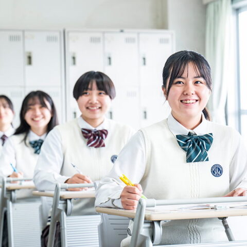 授業を受ける女子生徒たち