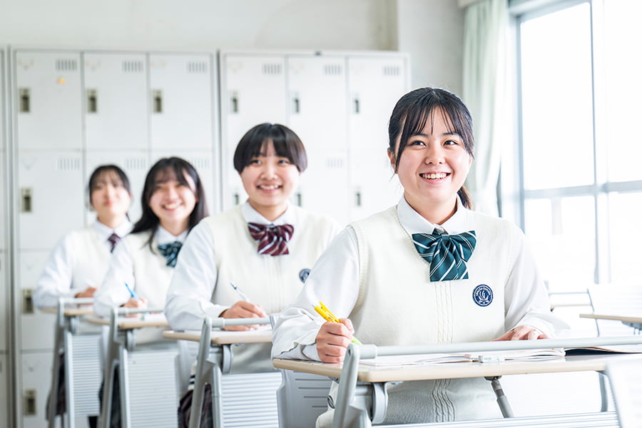 授業を受ける女子生徒たち