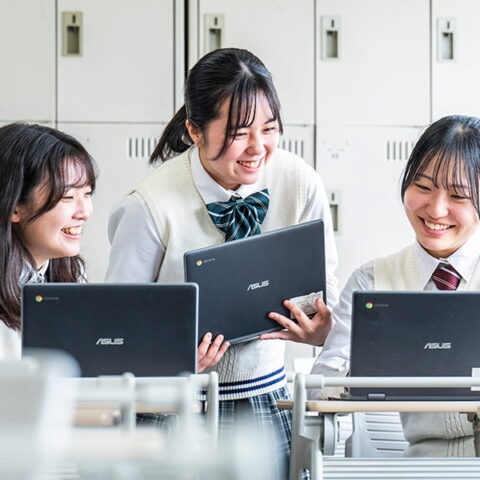 タブレットで学習する生徒たち