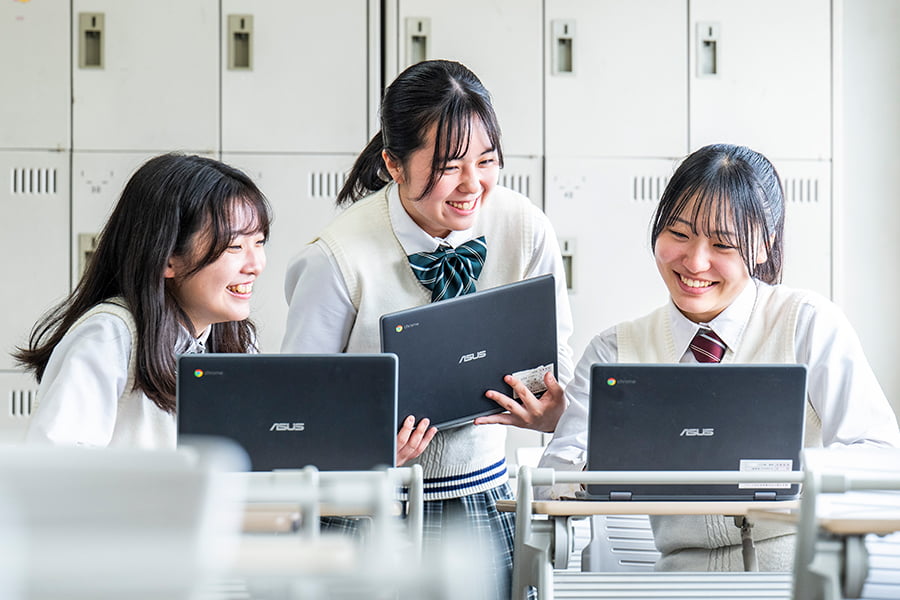 タブレットで学習する生徒たち