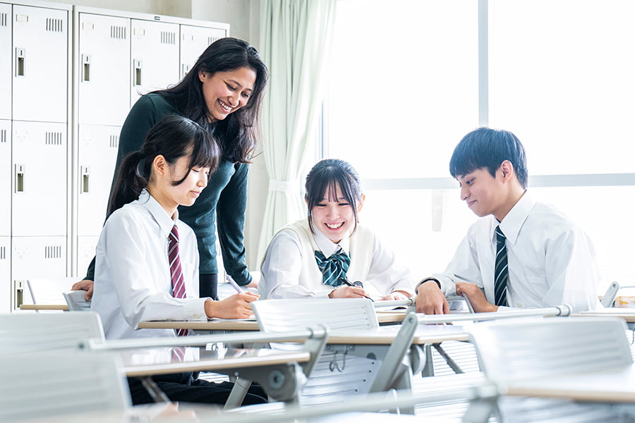 教師と生徒の学習風景