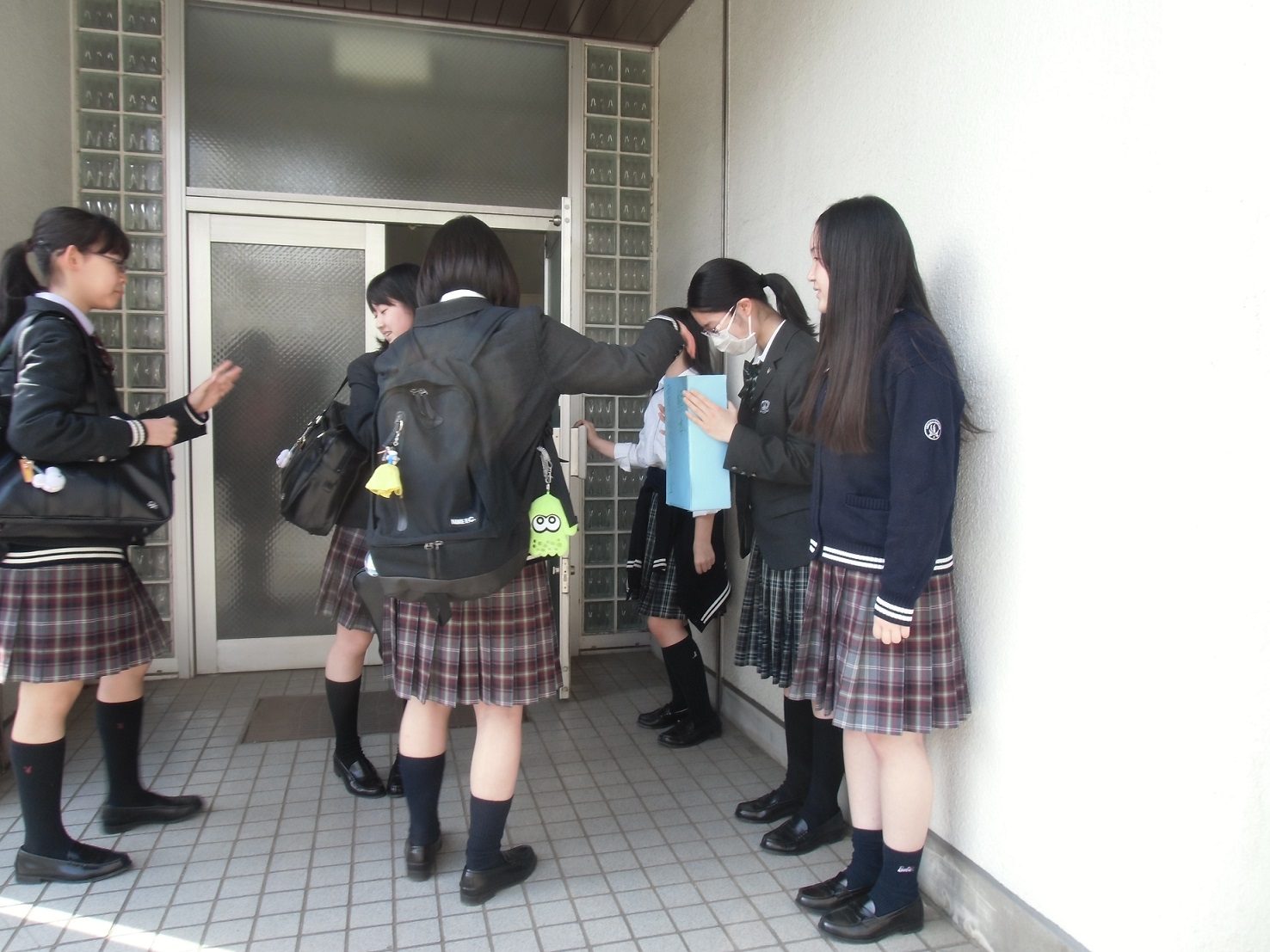 4月19日 4月26日 熊本地震の募金活動を行っています 植草学園大学附属高等学校